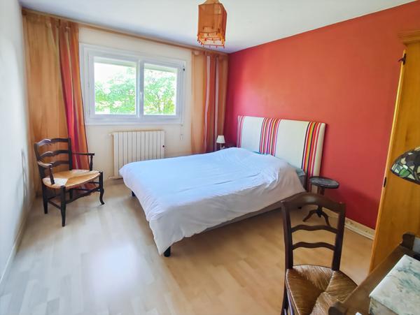 Maison sur sous-sol avec un grand terrain