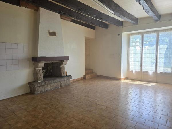 Longère à rénover intégralement (potentiel habitable 215 m²) avec terrain 1180 m² à BEDEE