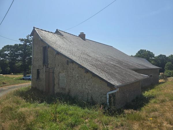 Longère à rénover intégralement (potentiel habitable 215 m²) avec terrain 1180 m² à BEDEE