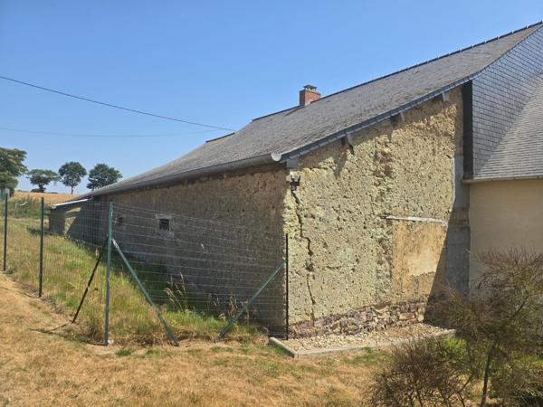 Longère à rénover intégralement (potentiel habitable 215 m²) avec terrain 1180 m² à BEDEE