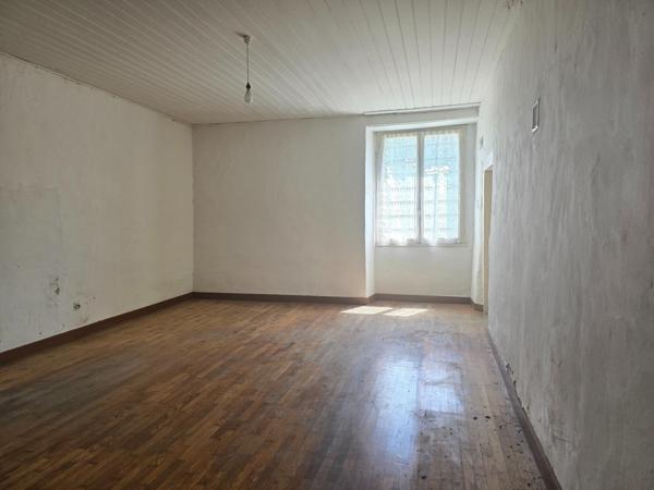 Longère à rénover intégralement (potentiel habitable 215 m²) avec terrain 1180 m² à BEDEE