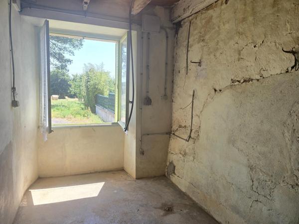 Longère à rénover intégralement (potentiel habitable 215 m²) avec terrain 1180 m² à BEDEE