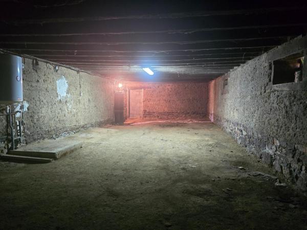 Longère à rénover intégralement (potentiel habitable 215 m²) avec terrain 1180 m² à BEDEE