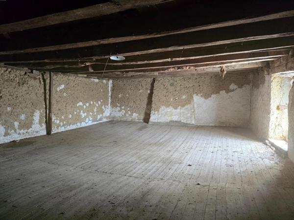 Longère à rénover intégralement (potentiel habitable 215 m²) avec terrain 1180 m² à BEDEE