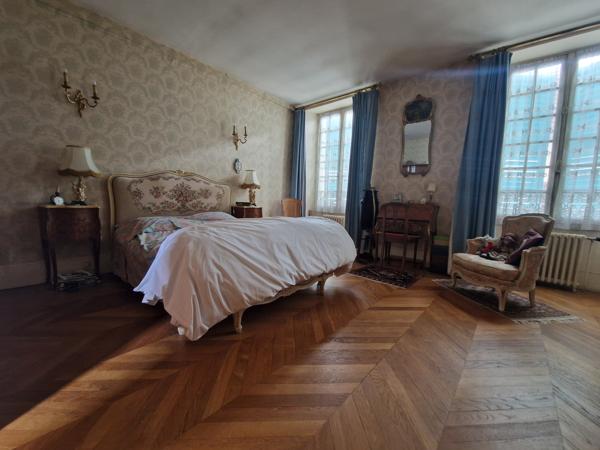 Maison
         7 pièces
        - 245 m² Exclusivité 590 000 € *