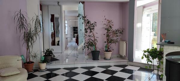 Maison de charme avec piscine et espaces lumineux