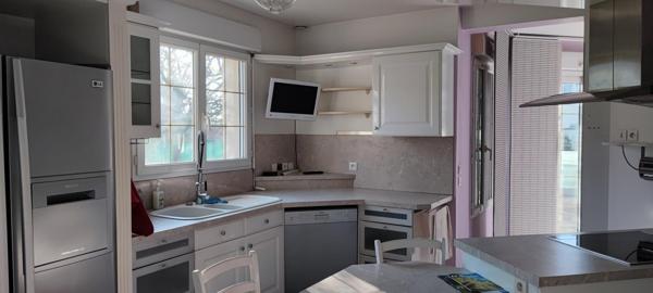 Maison de charme avec piscine et espaces lumineux