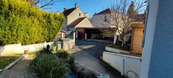 Maison de charme avec piscine et espaces lumineux
