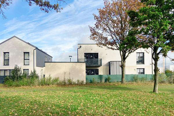 A vendre à LIFFRÉ, appartement Type 3 de 70m², jardin de 124m², deux chambres, deux places de stationnement et un cellier