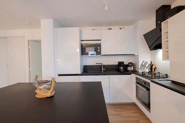 A vendre à LIFFRÉ, appartement Type 3 de 70m², jardin de 124m², deux chambres, deux places de stationnement et un cellier