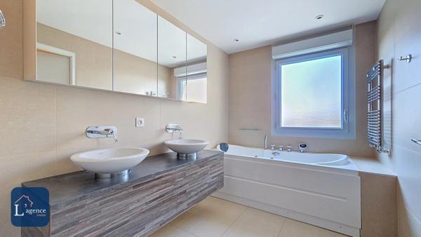 DUPLEX TERRASSE 85m² VUE PANORAMIQUE JURA ET MONT BLANC GARAGE DOUBLE BOX PROCHE CENTRE-VILLE GEX 01170