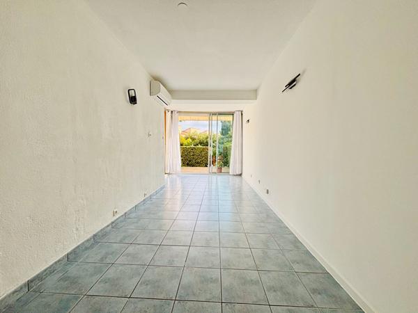 APPARTEMENT DE TYPE F2 AVEC EXTERIEUR ET PISCINE