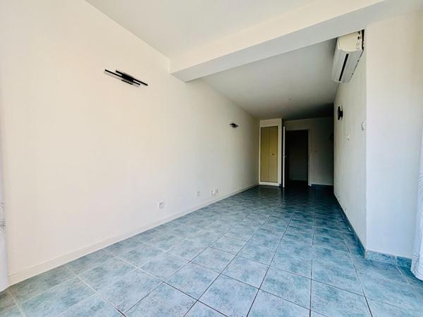 APPARTEMENT DE TYPE F2 AVEC EXTERIEUR ET PISCINE