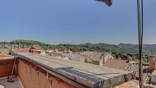 Pépite au coeur du Castellet village - T3  - toit terrasse - vue panoramique -