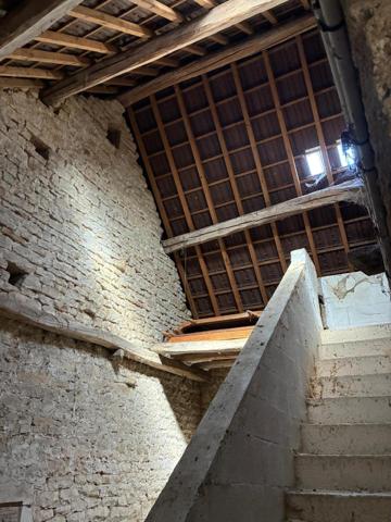 Maison de caractère en pierre avec fort potentiel