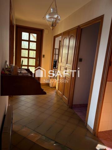 Jolie maison des années 80 sur un terrain arboré de 1602 m2 située sur la commune de Gorrevod