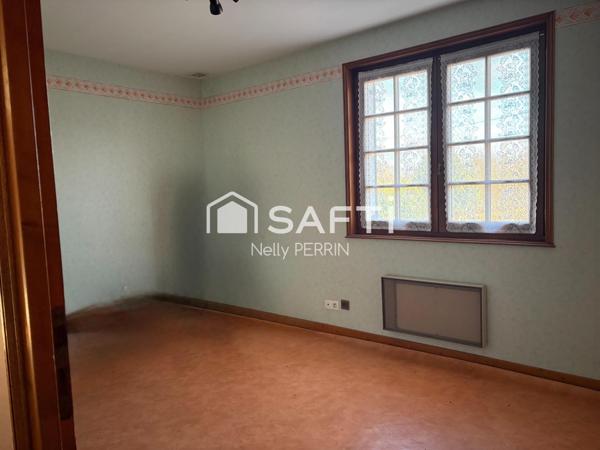 Jolie maison des années 80 sur un terrain arboré de 1602 m2 située sur la commune de Gorrevod