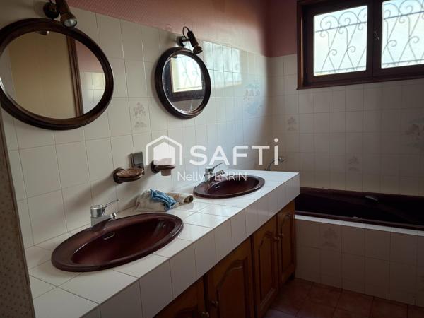 Jolie maison des années 80 sur un terrain arboré de 1602 m2 située sur la commune de Gorrevod