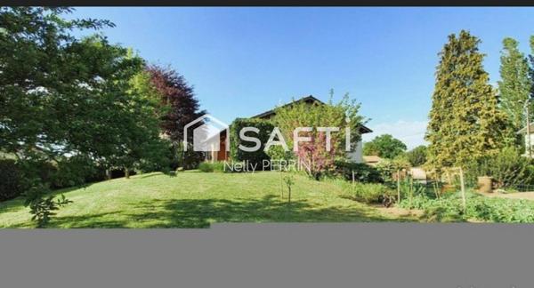 Jolie maison des années 80 sur un terrain arboré de 1602 m2 située sur la commune de Gorrevod