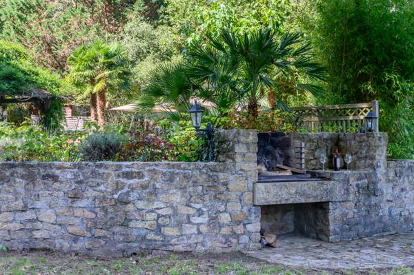 Corps de ferme avec parc et piscine.