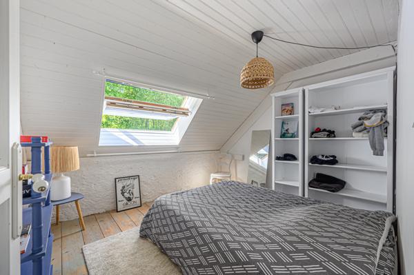 Corps de ferme avec parc et piscine.