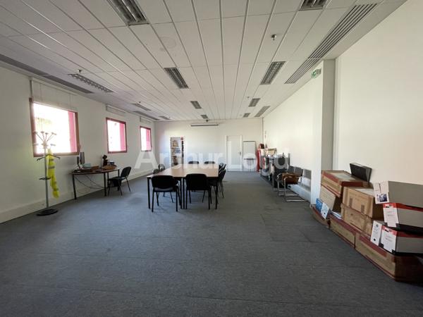 Bureaux à louer à Tourcoing avec terrasse privative et accès PMR
