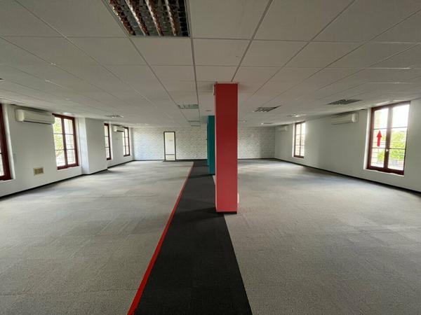 BUREAUX LUMINEUX À LOUER – EMPLACEMENT STRATÉGIQUE À NIORT !