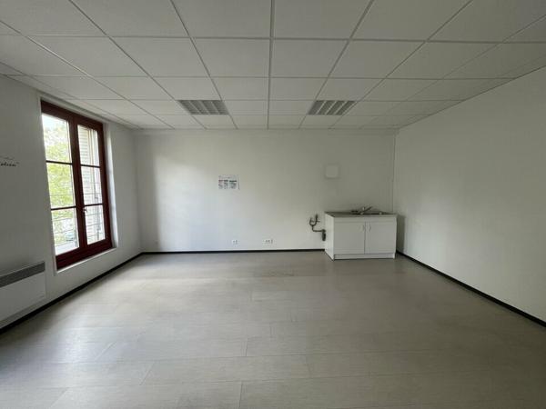 BUREAUX LUMINEUX À LOUER – EMPLACEMENT STRATÉGIQUE À NIORT !