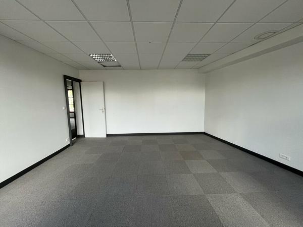 BUREAUX LUMINEUX À LOUER – EMPLACEMENT STRATÉGIQUE À NIORT !