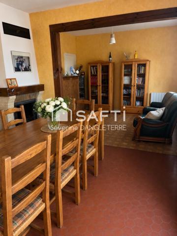 MAISON FAMILIALE AVEC UN GRAND POTENTIEL À RAFRAICHIR .