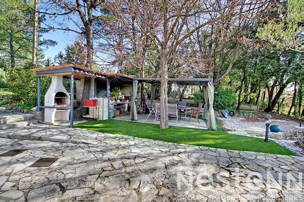 MAISON A VENDRE A LORGUES de 106 m2 de plain pied avec piscine sur un terrain clos de 2676m²