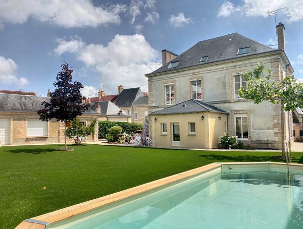 Maison de Maître rénovée de 220M² et annexe de 40M² en centre ville de Mamers