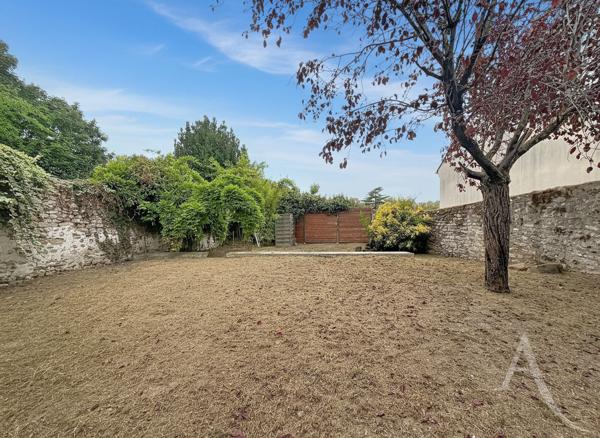 Maison Ecquevilly 4 pièce(s) 83 m2 - Hyper centre - 3 chambres - Jardin et cave