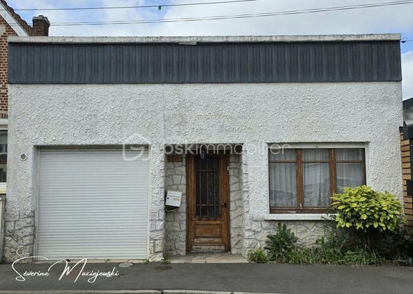 ✨ 🏡 𝑵𝑶𝑼𝑽𝑬𝑨𝑼𝑻𝑬́ 𝑨̀ 𝑩𝑬́𝑻𝑯𝑼𝑵𝑬 🏡 ✨
               
💥 𝐏𝐥𝐚𝐢𝐧-𝐩𝐢𝐞𝐝 𝐚̀ 𝐫𝐞́𝐧𝐨𝐯𝐞𝐫 𝐚𝐯𝐞𝐜 𝐞́𝐧𝐨𝐫𝐦𝐞 𝐩𝐨𝐭𝐞𝐧𝐭𝐢𝐞𝐥 💥

📍 Situé sur la commune très recherchée de Béthune, ce plain-pied atypique mitoyen de 99 m²
 n’attend plus que votre projet pour retrouver tout son charme ✨

🌳 Édifié sur une belle parcelle d’environ 650 m² à réhabiliter, ce bien offre un extérieur agréable et
 sans vis à vis permettant de profiter pleinement des beaux jours, d’aménager un espace détente,
 un potager ou encore un coin jeux pour les enfants ☀️🌿

🏡 Dès l’entrée, découvrez un salon séjour de plus de 30 m² 
offrant un bel espace de vie pour partager des moments chaleureux en famille ou entre amis 🛋️☀️
🍽️ La cuisine équipée de 12 m² permet d’imaginer un espace convivial et fonctionnel,
 idéal pour les amateurs de cuisine 👨‍🍳✨
🛏️ Côté nuit, vous retrouverez :
✔️ Une chambre de 15 m²
✔️ Deux autres chambres de 9 m² et 10 m² à repenser 
Parfait pour accueillir une famille, créer un bureau ou une chambre d’amis 💙
🚿 Une salle d’eau
🚽 Un WC indépendant

🚗 Un garage vient compléter l’ensemble.
🌳 Les extérieurs offrent également de belles possibilités avec :
✔️ Des dépendances
✔️ Un agréable jardin à réhabiliter pour profiter des beaux jours ☀️🌿

⭐ 𝐋𝐄𝐒 𝐏𝐋𝐔𝐒 ⭐
✅ Cave de 17 m²
✅ Assainissement conforme
✅ Chauffage gaz de ville et cheminée insert bois
✅ Chaudière Atlantic récente de 2024
✅ Bien situé
✅ Exposition Sud
✅ Proche des commodités
✅ 🚆 Proche des écoles, de l’A26, de la gare et du centre-ville
✅ Secteur pratique et recherché pour les déplacements du quotidien

💡 Une maison idéale pour un premier achat, un projet familial ou un investissement avec valorisation à la clé !

⚠️ Travaux complet à prévoir :
🔨 Isolation complète
🪟 Menuiseries 
🏠 Vérification de la toiture 
💠 Sol carrelage
💨 VMC
⚡ Électricité
🚿 Salle d'eau
🍽️ Cuisine
➡️ De quoi personnaliser cette maison à votre goût et révéler tout son potentiel ✨
📊 DPE : G
📊 GES : E

💙 Une maison avec du potentiel, un emplacement recherché et un prix attractif…
 Une opportunité rare pour créer le cocon qui vous ressemble. 💙

✨ 𝑼𝒏𝒆 𝒗𝒊𝒔𝒊𝒕𝒆 𝒔’𝒊𝒎𝒑𝒐𝒔𝒆 ✨

💎 𝑬́𝒕𝒖𝒅𝒆 𝒅𝒆 𝒇𝒊𝒏𝒂𝒏𝒄𝒆𝒎𝒆𝒏𝒕 𝒈𝒓𝒂𝒕𝒖𝒊𝒕𝒆 💎