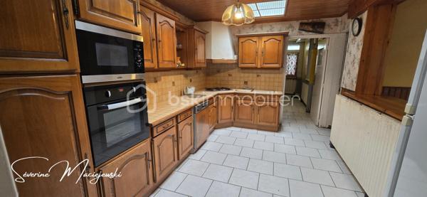 ✨ 🏡 𝑵𝑶𝑼𝑽𝑬𝑨𝑼𝑻𝑬́ 𝑨̀ 𝑩𝑬́𝑻𝑯𝑼𝑵𝑬 🏡 ✨
               
💥 𝐏𝐥𝐚𝐢𝐧-𝐩𝐢𝐞𝐝 𝐚̀ 𝐫𝐞́𝐧𝐨𝐯𝐞𝐫 𝐚𝐯𝐞𝐜 𝐞́𝐧𝐨𝐫𝐦𝐞 𝐩𝐨𝐭𝐞𝐧𝐭𝐢𝐞𝐥 💥

📍 Situé sur la commune très recherchée de Béthune, ce plain-pied atypique mitoyen de 99 m²
 n’attend plus que votre projet pour retrouver tout son charme ✨

🌳 Édifié sur une belle parcelle d’environ 650 m² à réhabiliter, ce bien offre un extérieur agréable et
 sans vis à vis permettant de profiter pleinement des beaux jours, d’aménager un espace détente,
 un potager ou encore un coin jeux pour les enfants ☀️🌿

🏡 Dès l’entrée, découvrez un salon séjour de plus de 30 m² 
offrant un bel espace de vie pour partager des moments chaleureux en famille ou entre amis 🛋️☀️
🍽️ La cuisine équipée de 12 m² permet d’imaginer un espace convivial et fonctionnel,
 idéal pour les amateurs de cuisine 👨‍🍳✨
🛏️ Côté nuit, vous retrouverez :
✔️ Une chambre de 15 m²
✔️ Deux autres chambres de 9 m² et 10 m² à repenser 
Parfait pour accueillir une famille, créer un bureau ou une chambre d’amis 💙
🚿 Une salle d’eau
🚽 Un WC indépendant

🚗 Un garage vient compléter l’ensemble.
🌳 Les extérieurs offrent également de belles possibilités avec :
✔️ Des dépendances
✔️ Un agréable jardin à réhabiliter pour profiter des beaux jours ☀️🌿

⭐ 𝐋𝐄𝐒 𝐏𝐋𝐔𝐒 ⭐
✅ Cave de 17 m²
✅ Assainissement conforme
✅ Chauffage gaz de ville et cheminée insert bois
✅ Chaudière Atlantic récente de 2024
✅ Bien situé
✅ Exposition Sud
✅ Proche des commodités
✅ 🚆 Proche des écoles, de l’A26, de la gare et du centre-ville
✅ Secteur pratique et recherché pour les déplacements du quotidien

💡 Une maison idéale pour un premier achat, un projet familial ou un investissement avec valorisation à la clé !

⚠️ Travaux complet à prévoir :
🔨 Isolation complète
🪟 Menuiseries 
🏠 Vérification de la toiture 
💠 Sol carrelage
💨 VMC
⚡ Électricité
🚿 Salle d'eau
🍽️ Cuisine
➡️ De quoi personnaliser cette maison à votre goût et révéler tout son potentiel ✨
📊 DPE : G
📊 GES : E

💙 Une maison avec du potentiel, un emplacement recherché et un prix attractif…
 Une opportunité rare pour créer le cocon qui vous ressemble. 💙

✨ 𝑼𝒏𝒆 𝒗𝒊𝒔𝒊𝒕𝒆 𝒔’𝒊𝒎𝒑𝒐𝒔𝒆 ✨

💎 𝑬́𝒕𝒖𝒅𝒆 𝒅𝒆 𝒇𝒊𝒏𝒂𝒏𝒄𝒆𝒎𝒆𝒏𝒕 𝒈𝒓𝒂𝒕𝒖𝒊𝒕𝒆 💎