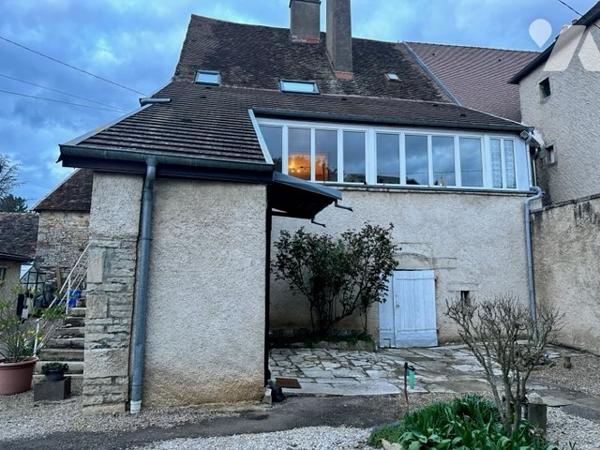 Maison de village de caractère proche commodités sur trois niveaux avec tour et terrain