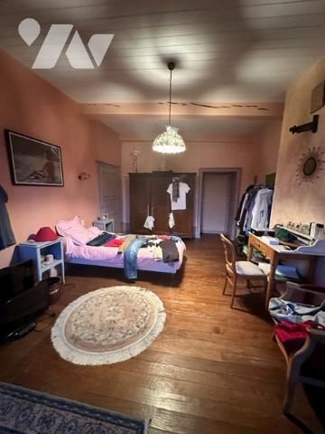 Maison de village de caractère proche commodités sur trois niveaux avec tour et terrain