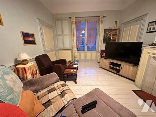 Maison de village de caractère proche commodités sur trois niveaux avec tour et terrain