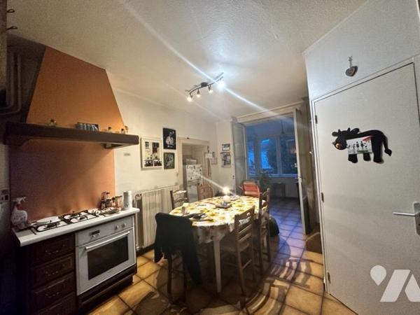 Maison de village de caractère proche commodités sur trois niveaux avec tour et terrain