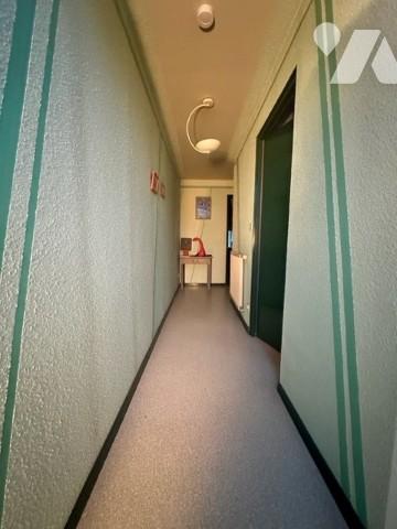 Maison de village de caractère proche commodités sur trois niveaux avec tour et terrain