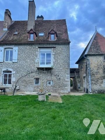 Maison de village de caractère proche commodités sur trois niveaux avec tour et terrain