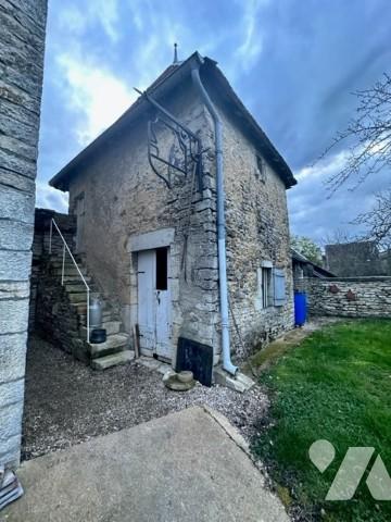 Maison de village de caractère proche commodités sur trois niveaux avec tour et terrain