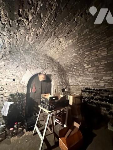 Maison de village de caractère proche commodités sur trois niveaux avec tour et terrain