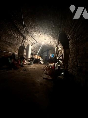 Maison de village de caractère proche commodités sur trois niveaux avec tour et terrain