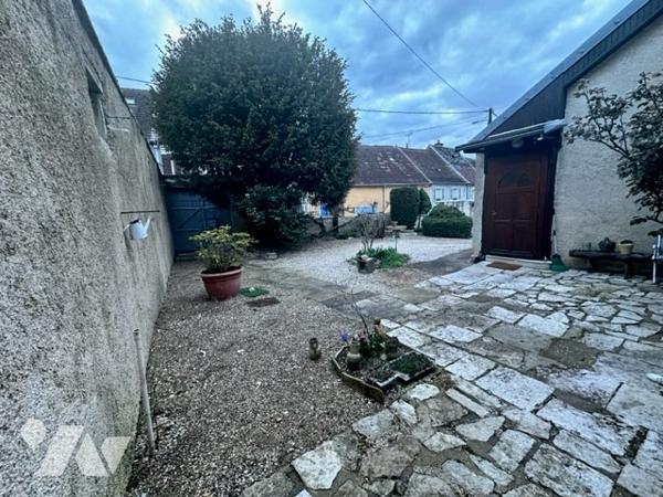 Maison de village de caractère proche commodités sur trois niveaux avec tour et terrain