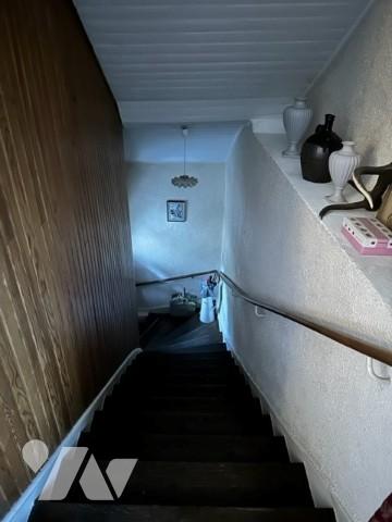 Maison de village de caractère proche commodités sur trois niveaux avec tour et terrain