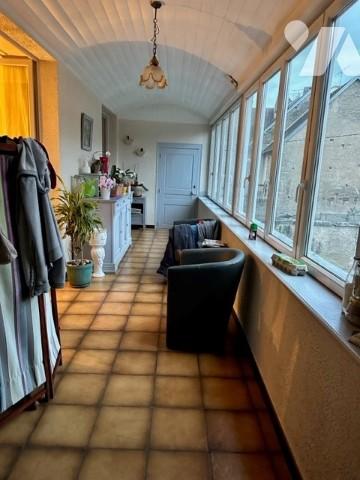 Maison de village de caractère proche commodités sur trois niveaux avec tour et terrain