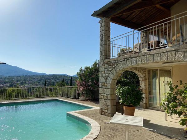 Exclusivité / Sud Ardèche Les Vans : Maison de 185 m². Terrain de 2 165 m² avec Piscine et Vue