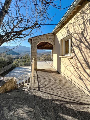 Exclusivité / Sud Ardèche Les Vans : Maison de 185 m². Terrain de 2 165 m² avec Piscine et Vue