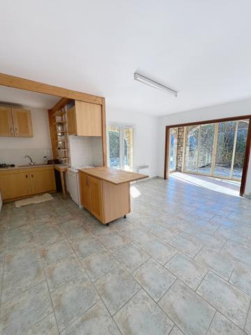 Exclusivité / Sud Ardèche Les Vans : Maison de 185 m². Terrain de 2 165 m² avec Piscine et Vue